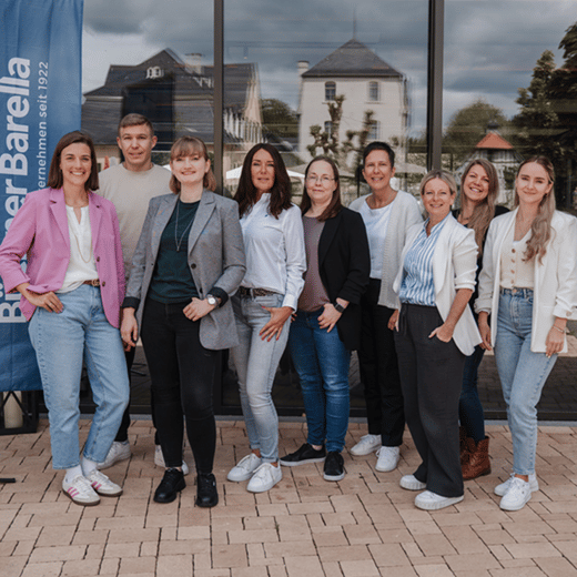 Das BüchnerBarella Personal Team als Gruppenfoto vor der Akademie Hofgut Schmitte in Biebertal. Ein erfahrenes und kompetentes Team.